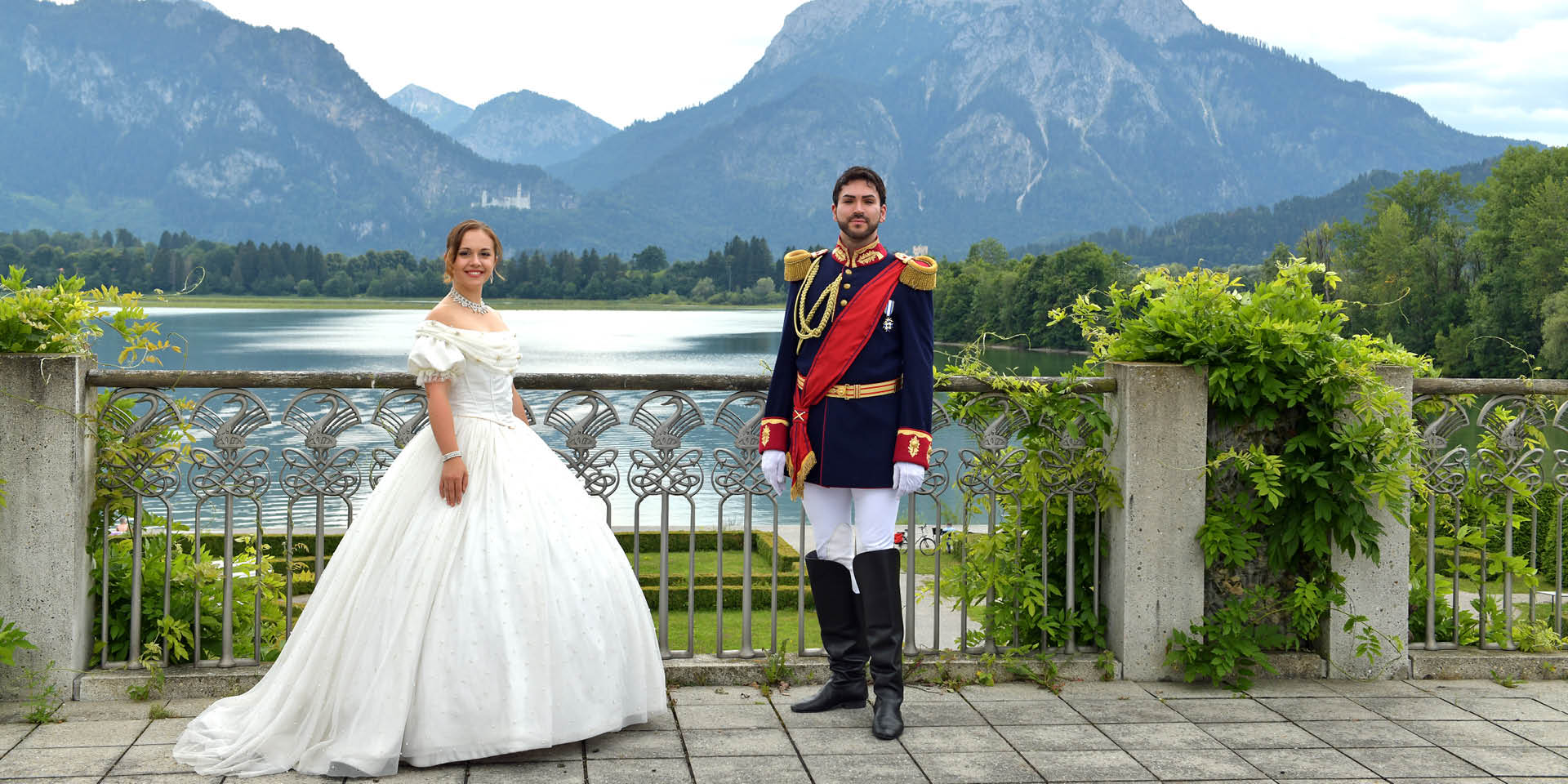 Tag der offenen Tür 2023, zwei Personen in festlicher Kleidung im Festspielhaus Neuschwanstein Füssen