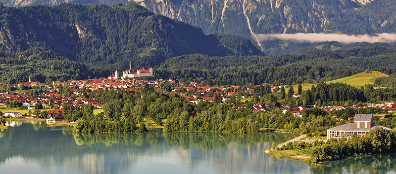 Panoramaaufnahme des Festspielhaus Neuschwanstein Füssen